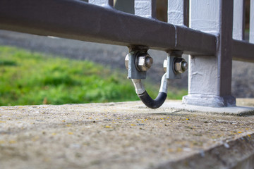 Grounding cable on the bridge railing