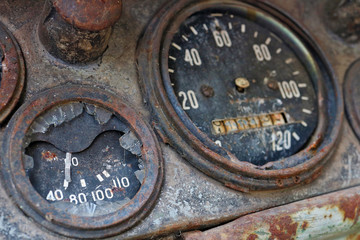 Obraz na płótnie Canvas Broken water cooling system thermometer and speedometer of an old retro car on the control panel