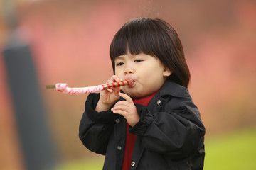 拭き戻しで遊ぶ女の子