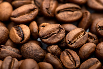 Naklejka premium Coffee beans close-up background. Fresh roasted