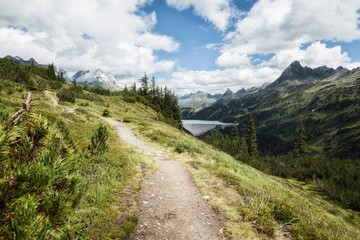 Fototapeta na wymiar Wanderwege in den Alpen