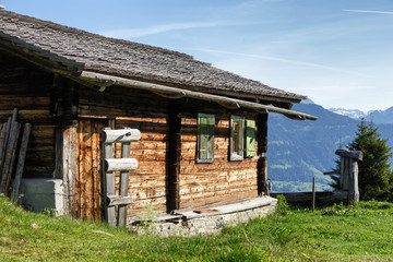 Sommerliche Alpenlandschaft mit Almhütten