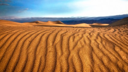 Fototapeta premium Sand dunes that are shaped naturally because of the blowing wind, on the sweltering Sahara hills that still look beautiful