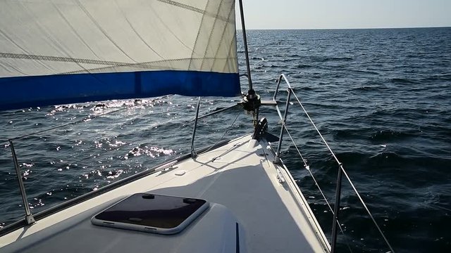 Bug einer Segelyacht auf dem Meer