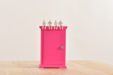 扉とミニチュアの人