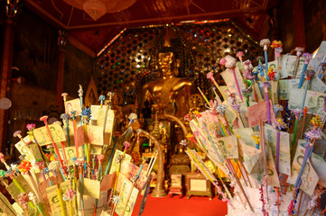 offrandes monétaires dans un temple