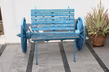 Blaue Bank mit R&auml;dern