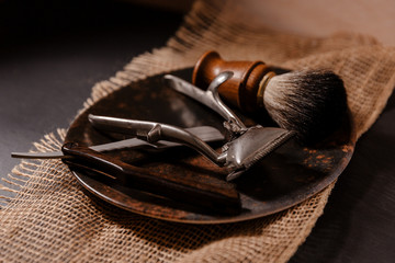 herramientas de tienda de barbería, utensilios de barbero. como una brocha de afeitar, navaja de...