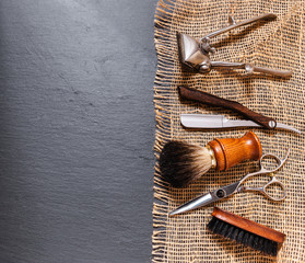 un cepillo, una brocha de barbero, unas tijeras de peluquería, una navaja de afeitar y una maquina...