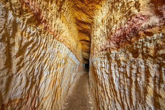 Cueva estrecha excavada en caliza