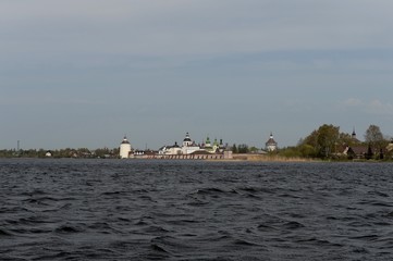 Fototapeta na wymiar View of the Kirillo-Belozersky monastery from Siversky lake