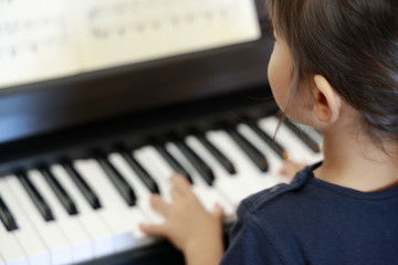 ピアノを弾く幼児(4歳児)