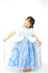 ドレスを着る幼児(4歳児)