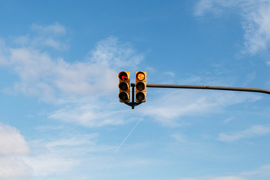 dos semaforos en un solo poster con el cielo azul con nubes de fondo. luces roja, verde y amarilla. encendido. señales de trafico, señalización. stop, no seguir, cuidado, adelante.