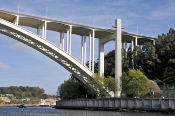 Fahrt unter der Brücke Arrábida