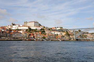 Obraz premium Bogenbrücke mit Torre dos Clérigos