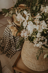 Decoracion para eventos con flores y cestas de mimbre.
