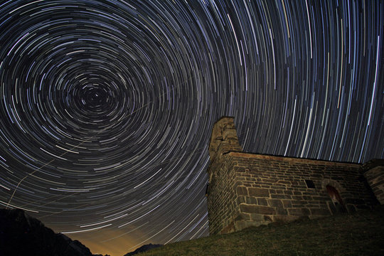 Startrail junto a la ermita romanica de Sant Quirc (Durro)