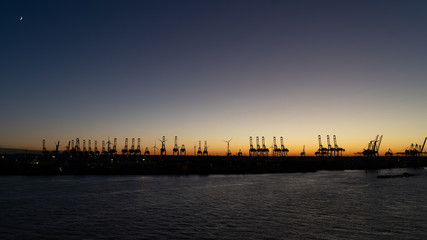 Fototapeta premium Sonnenuntergang Hamburger Hafen