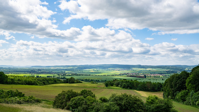 Sommerlicher Weitblick &uuml;ber Niedersachsens W&auml;lder und Wiesen Landschaft