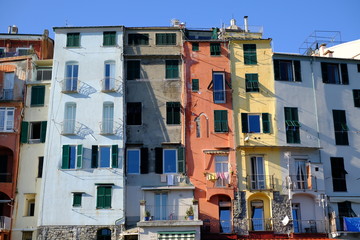 Case tradizionali colorate a Porto Venere con finestre in un giorno soleggiato