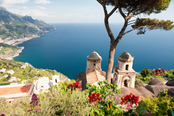 Ravello, Salerno, Campania. Veduta della Costiera Amalfitana dalla terrazza di villa Ruffolo.