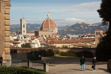 Fototapeta na wymiar Veduta della cupola del Brunelleschi e campanile di Giotto dal giardino di Boboli