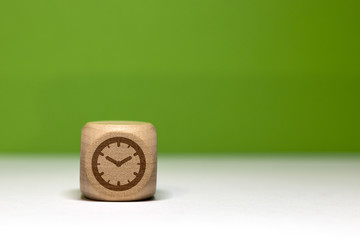 Pictogramme temps / pendule sur cube en bois