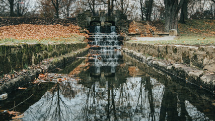 Fototapeta na wymiar Autumn tree in waterfall, reflection