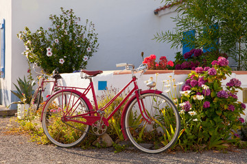 Vélo rouge dans les rue de Noirmoutier en Vendée. France.