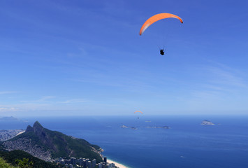 Fototapeta na wymiar Parapente com Morro Dois Irmãos ao fundo, Rio de Janeiro