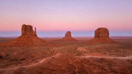 Fototapeta na wymiar Beautiful sunset over the red rocks of Monument Valley in Arizona