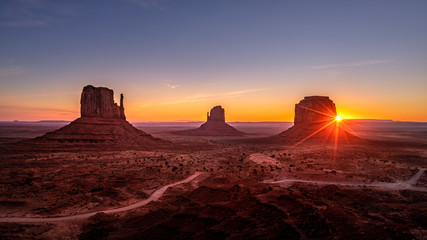 Beautiful sunrise over the red rocks of Monument Valley in Arizona © Foto-Jagla.de