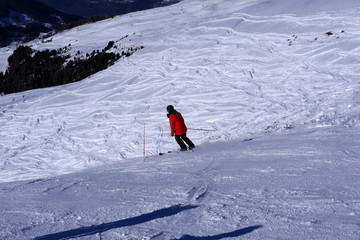 Skieuse en combinaison rouge