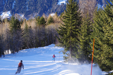 Deux skieurs sur la piste