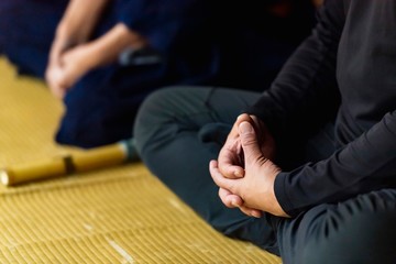 瞑想する男性