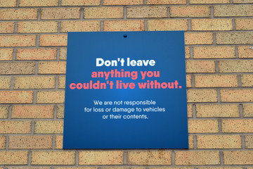 Obraz premium Car Parking Dont Leave Sign