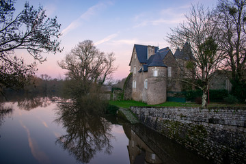 Fototapeta na wymiar Château de Saint-Mars-de-Coutais loire atlantique fond de ciel rose cours d'eau le Tenu france