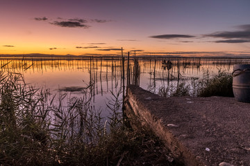 Fototapeta na wymiar Una puesta de sol desde una laguna 6