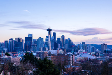 Obraz premium Sunset view of Seattle skyline and Mount Rainier, WA, USA