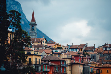 Naklejka premium Wieczorem widok na miasto Bellagio i Varenna Como woda jezioro Włochy błękitne niebo góra