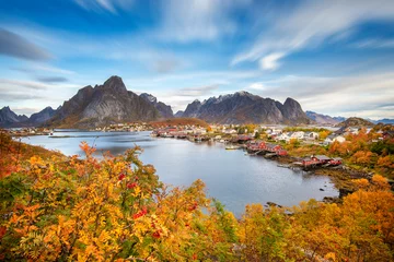 Schöne bunte Aussicht auf die Reine-Landschaft auf den Lofoten © tonefotografia