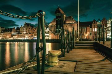 Gdańsk, miasto nad rzeką, widok na żuraw, znany zabytek miasta. 