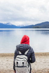 mujer mirando el lago