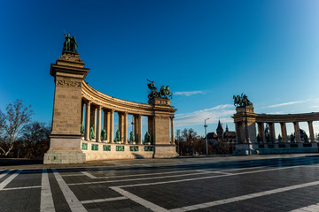 Obraz premium Fragment of the Heroes Square complex in Budapest in winter, Hungary.
