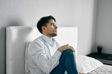 Naklejka premium businessman sitting on sofa and looking at camera