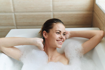 Obraz na płótnie Canvas young woman in bubble bath