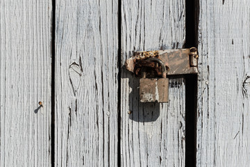 鍵の掛かった白い扉