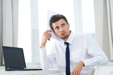 Obraz premium businessman working on laptop in office