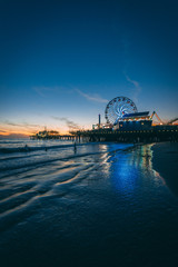 Fototapeta premium Molo w Santa Monica o zachodzie słońca w Los Angeles w Kalifornii